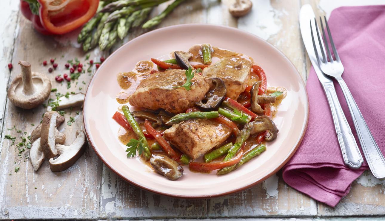 Salmón al horno con setas, pimiento y espárragos