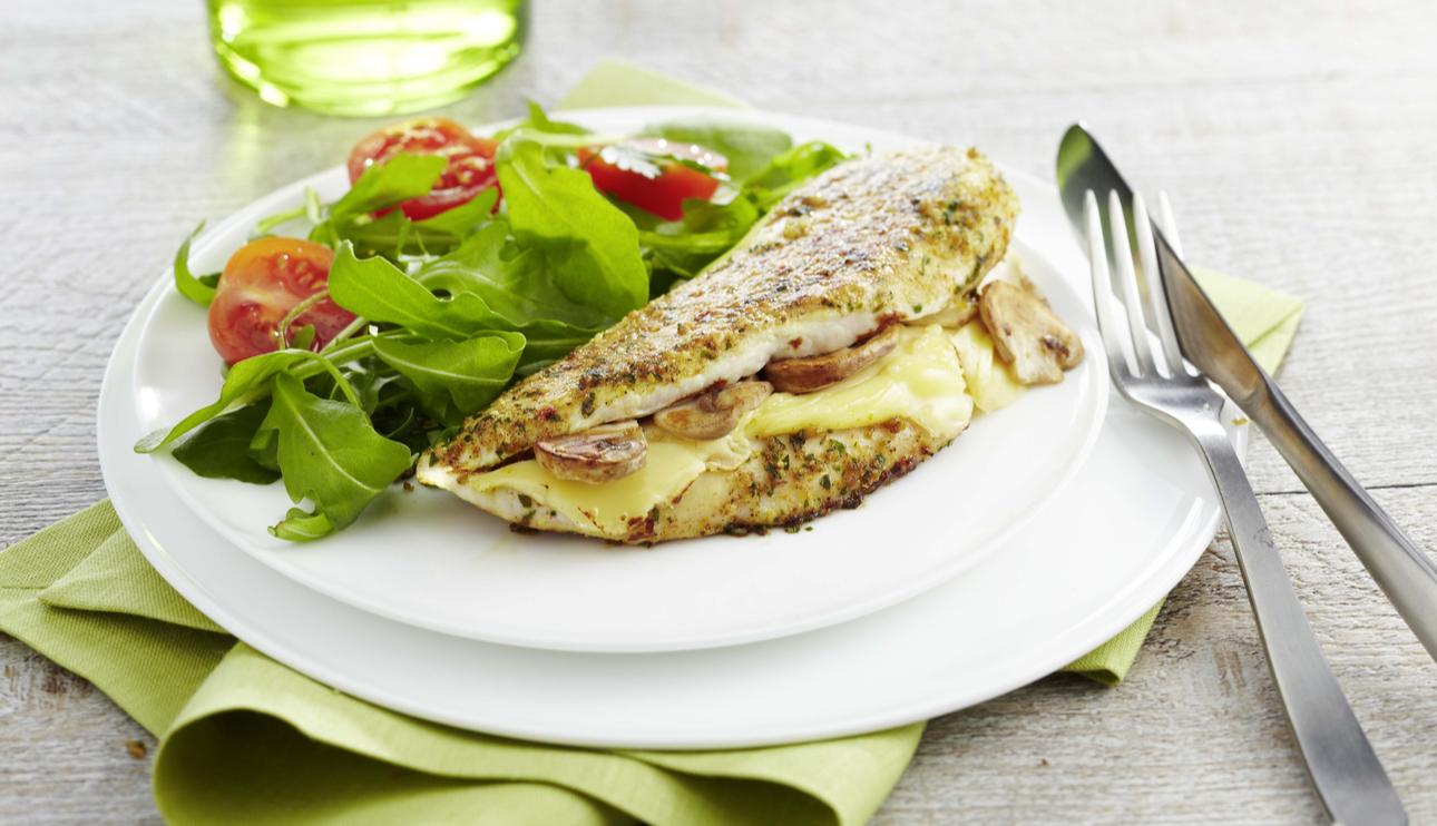 Pollo relleno de champiñones y queso emmental