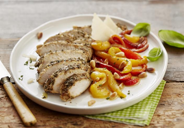 Pollo a las finas hierbas con pimientos asados