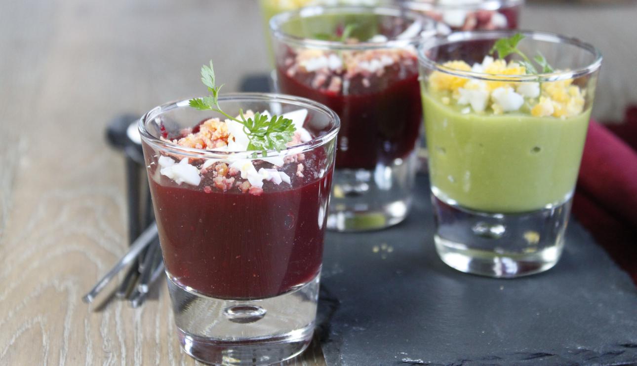 Vasitos de crema de guisantes y de remolacha