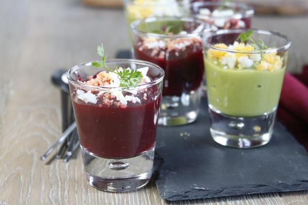 Vasitos de crema de guisantes y de remolacha