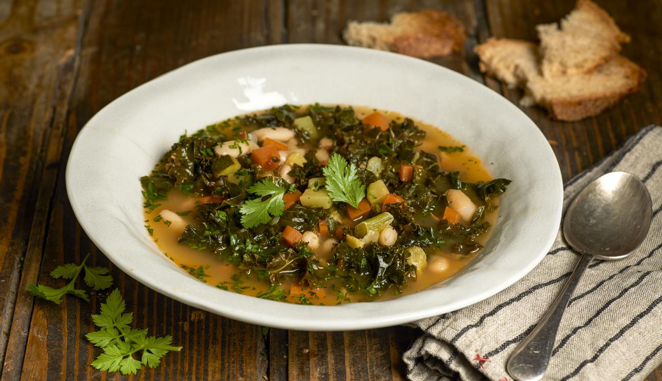 Sopa de kale y legumbres