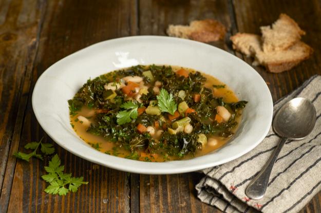 Sopa de kale y legumbres