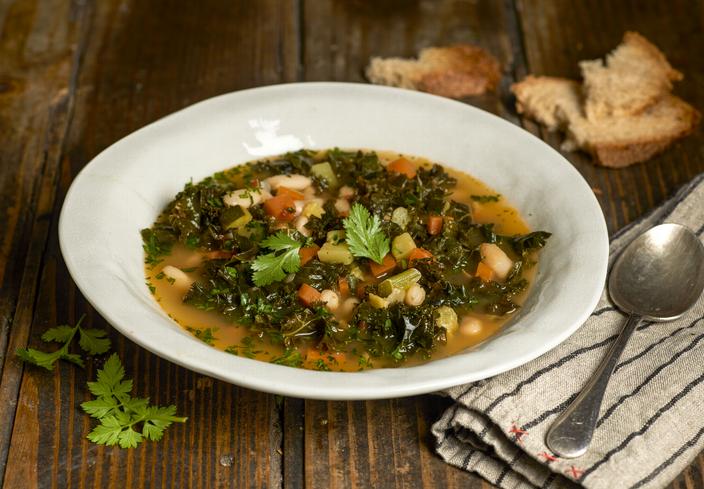 Sopa de kale y legumbres