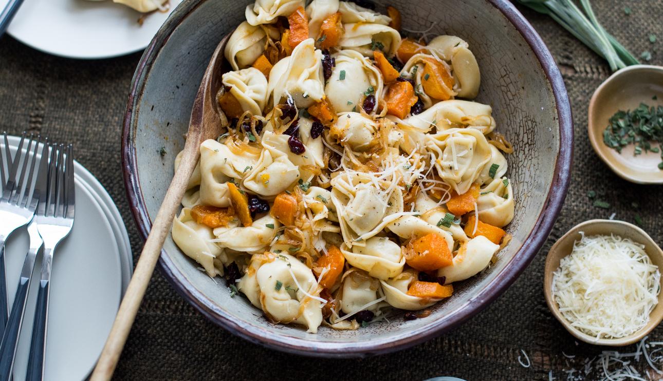 Tortellini con calabaza, cebolla y arándanos.