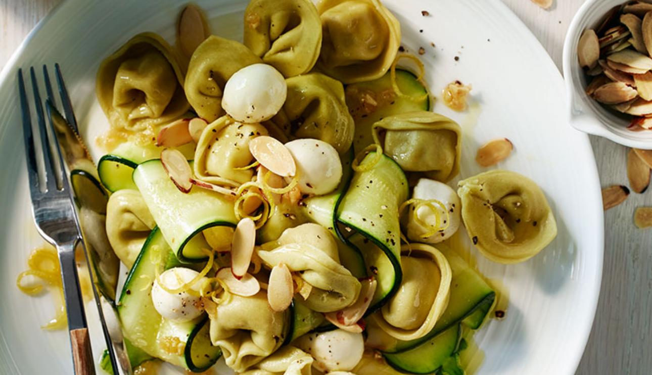 Tortelloni con calabacín, almendras y mozzarella
