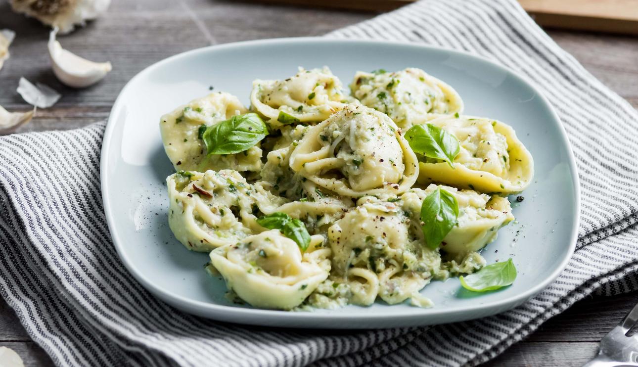Tortelloni con pesto de maíz y albahaca