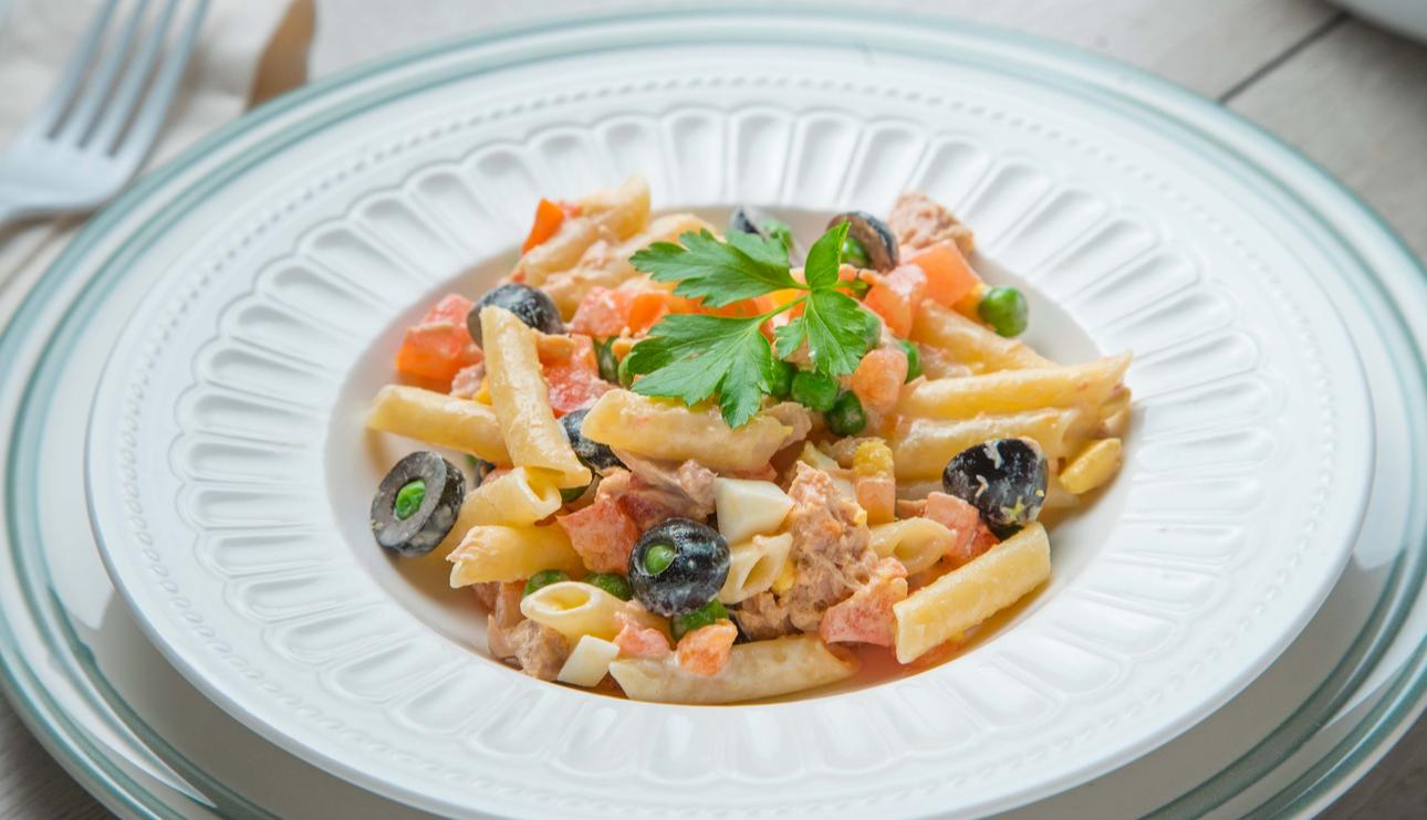 Pasta con atún y tomate
