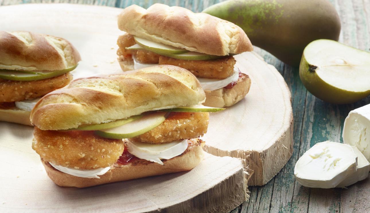 Bocadillo de nuggets veganos con pera y queso de cabra