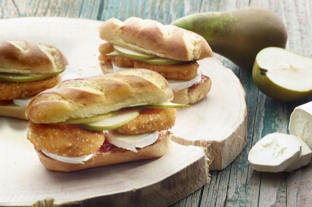 Bocadillo de nuggets veganos con pera y queso de cabra