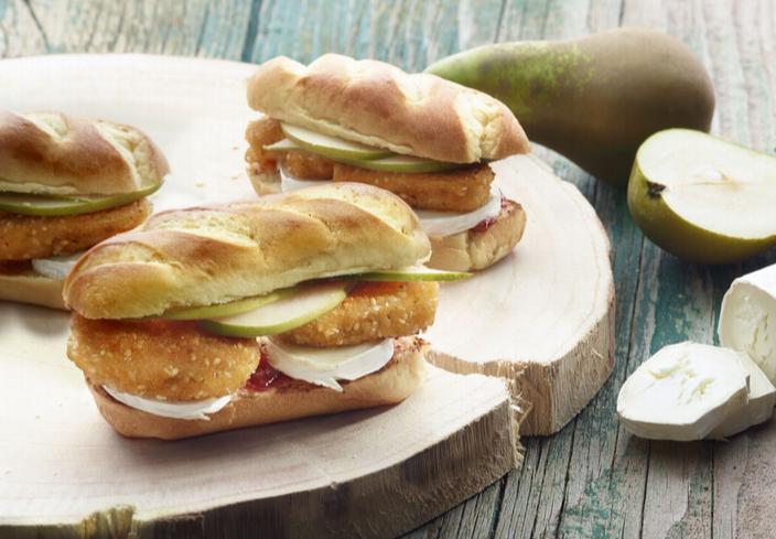 Bocadillo de nuggets veganos con pera y queso de cabra