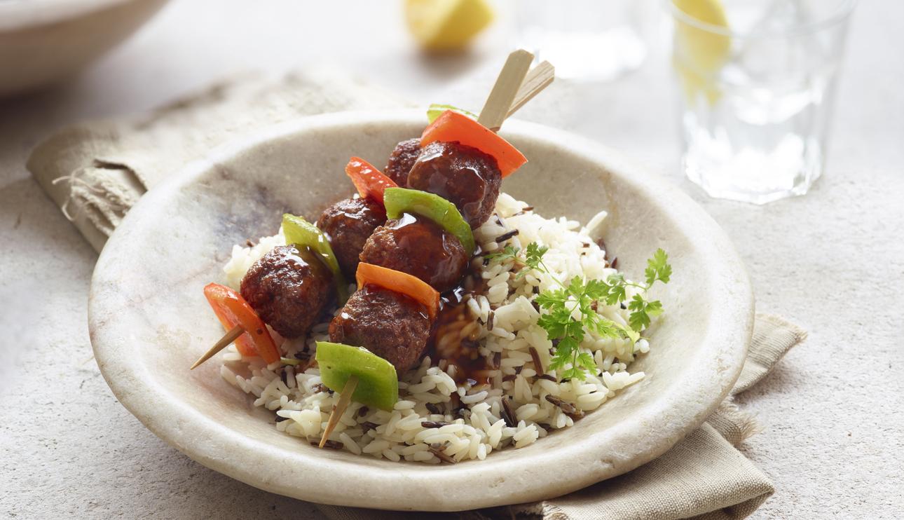 Pinchos de albóndigas vegetarianas con salsa agridulce