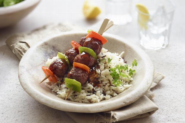 Pinchos de albóndigas vegetarianas con salsa agridulce