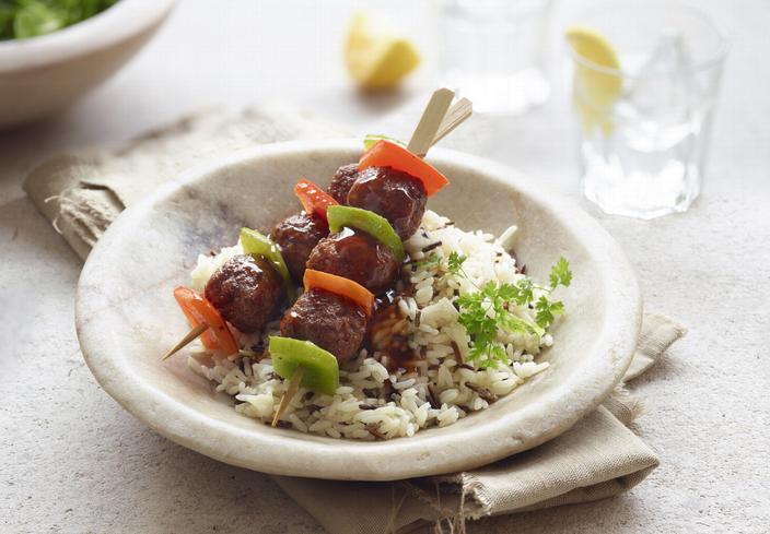Pinchos de albóndigas vegetarianas con salsa agridulce