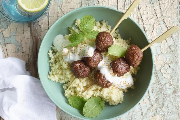 Albóndigas vegetarianas con salsa de yogur a la menta