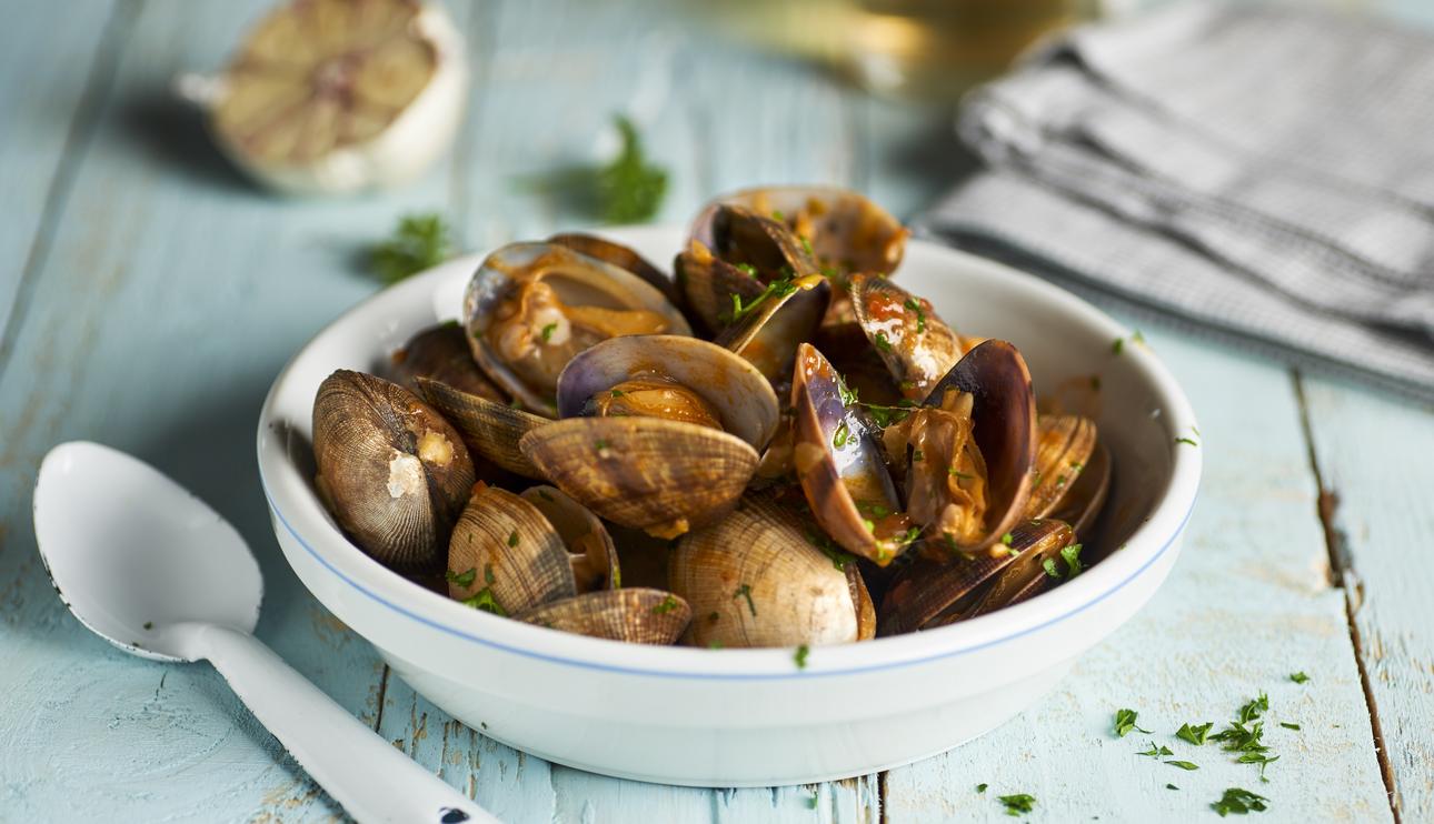 Almejas a la marinera con tomate