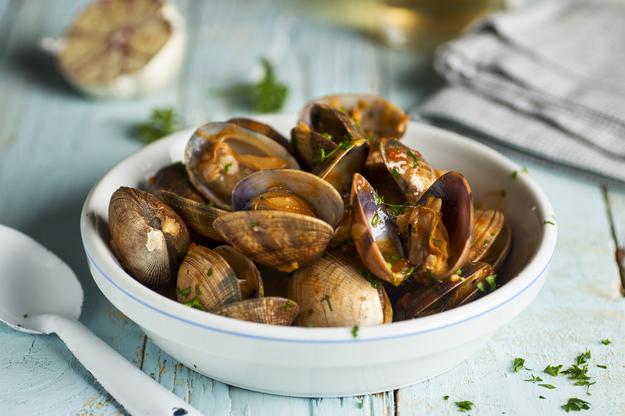 Almejas a la marinera con tomate