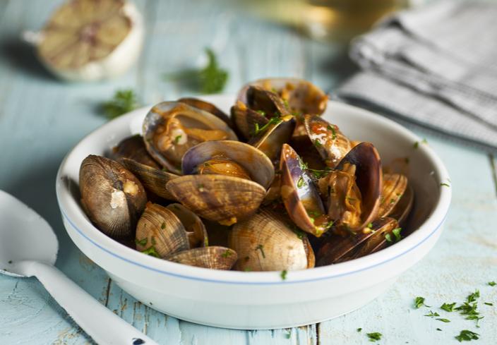 Almejas a la marinera con tomate