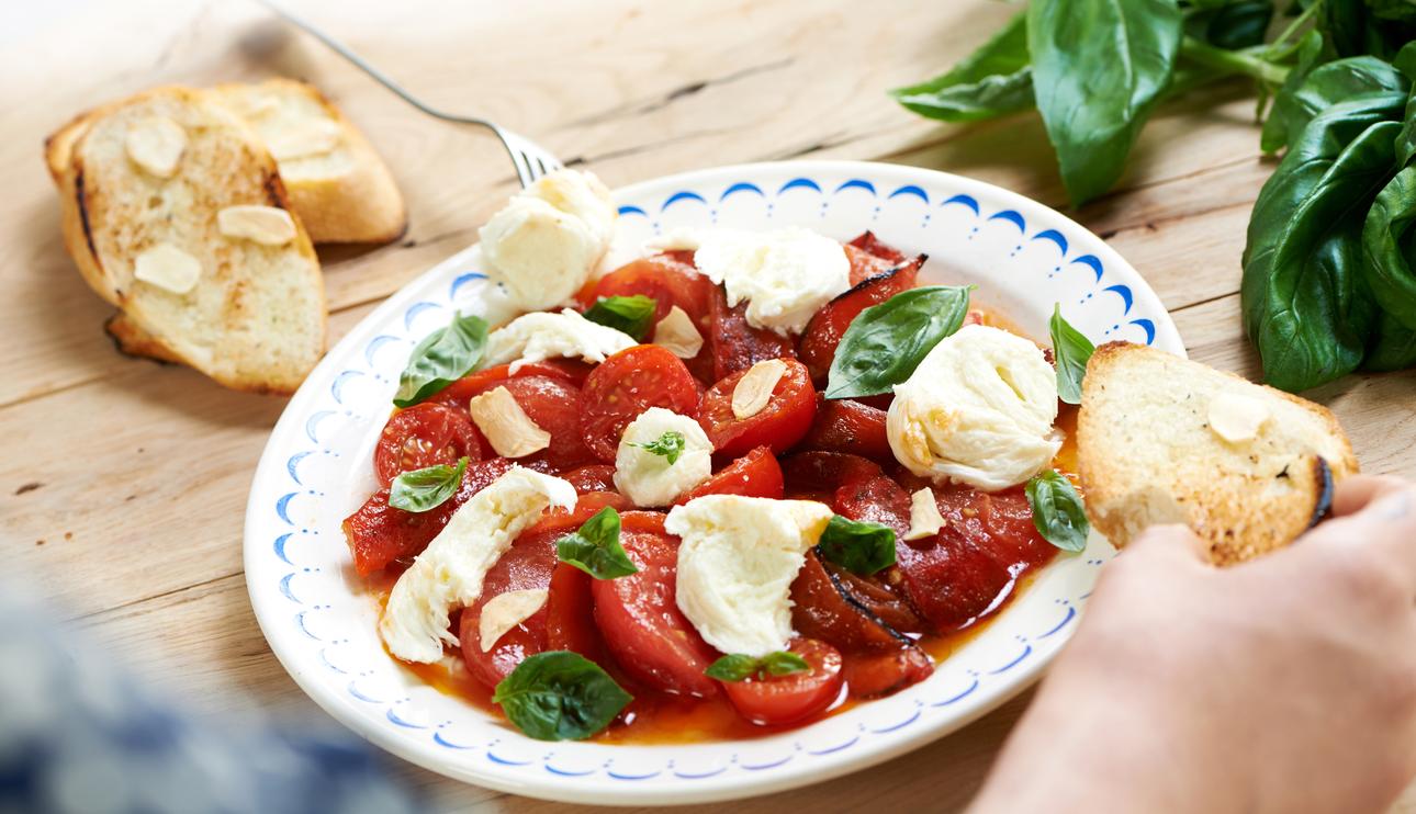Ensalada de tomates asados y mozzarella al aceite de ajo