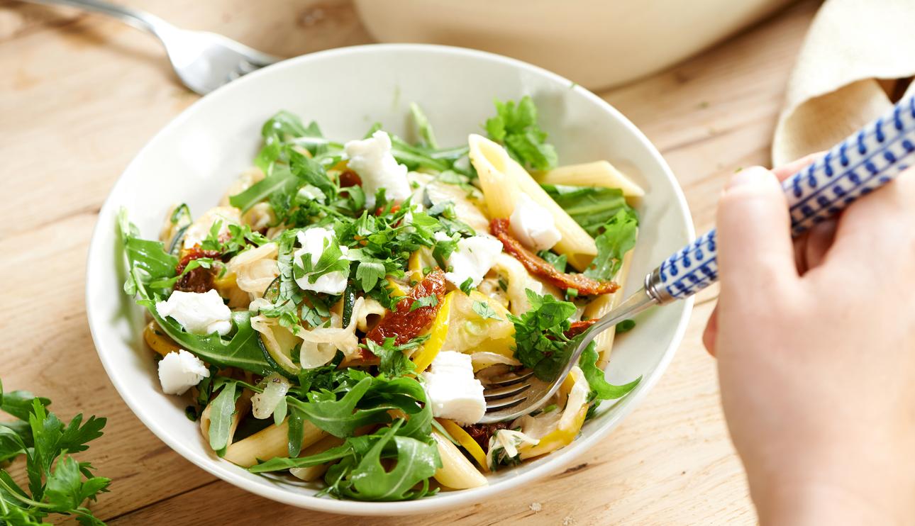 Ensalada de macarrones con rúcula y queso feta
