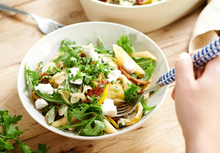 Ensalada de macarrones con rúcula y queso feta