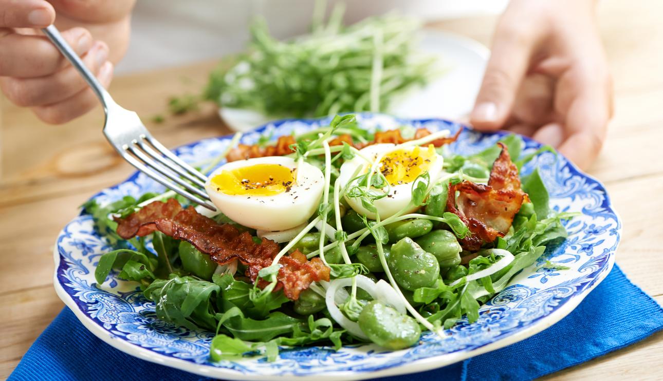Ensalada de habas con beicon y huevo