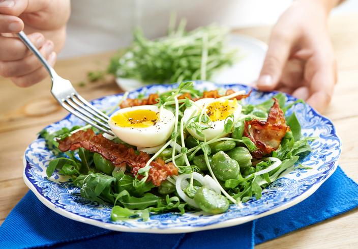 Ensalada de habas con beicon y huevo