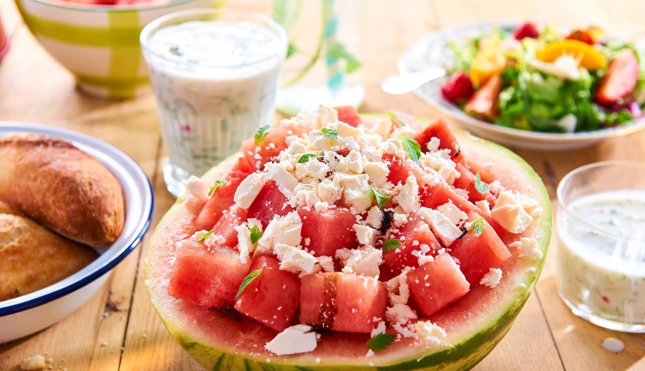 Ensalada de frutas con queso feta