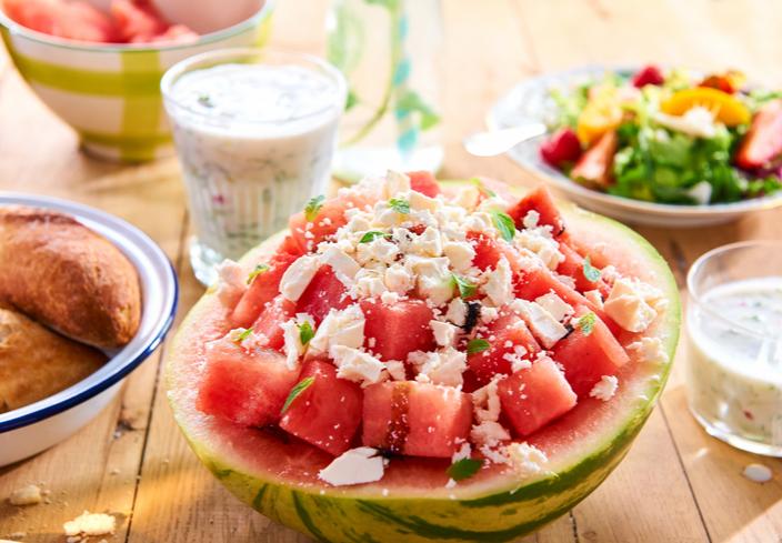 Ensalada de frutas con queso feta