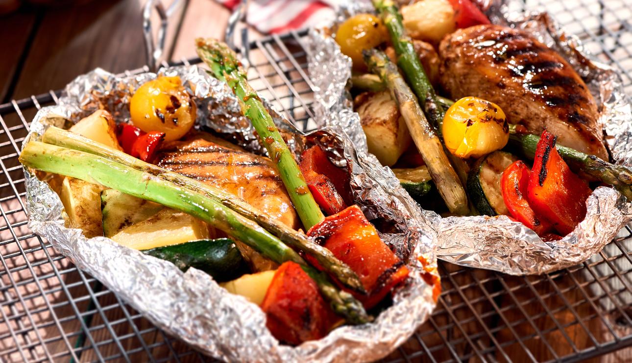 Pechuga de pollo y verduras en papillote