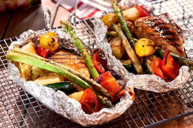 Pechuga de pollo y verduras en papillote