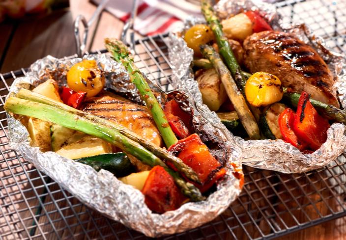 Pechuga de pollo y verduras en papillote