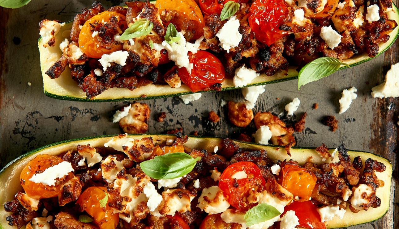 Calabacines rellenos de carne y tomatitos