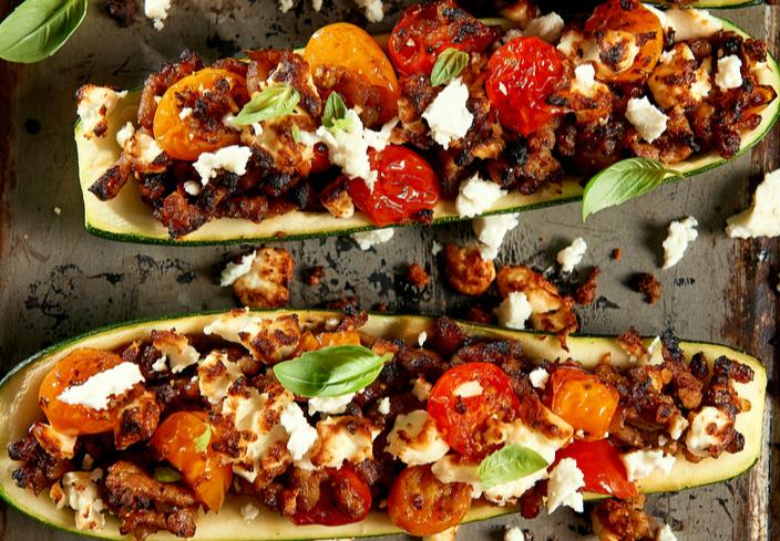 Calabacines rellenos de carne y tomatitos