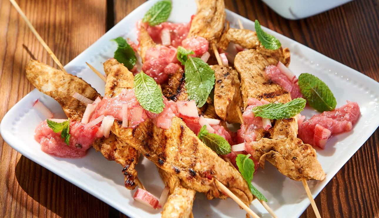 Brochetas de pollo con tomate