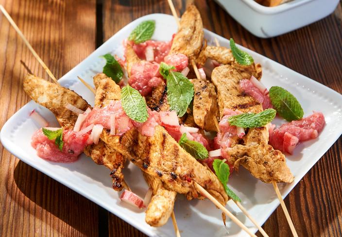 Brochetas de pollo con tomate