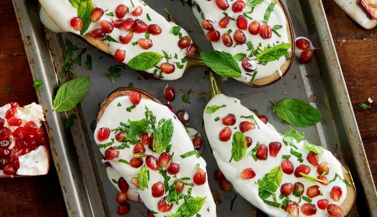 Berenjena al horno con salsa de yogur y granadas