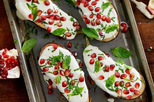 Berenjena al horno con salsa de yogur y granadas