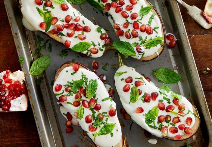Berenjena al horno con salsa de yogur y granadas