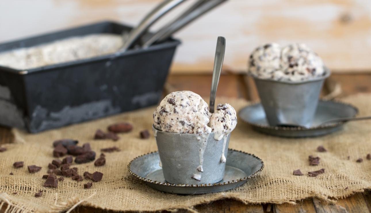 Helado de stracciatella con leche condensada