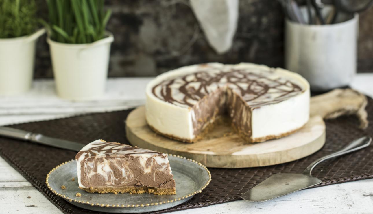 Tarta de queso marmolada con chocolate blanco y negro