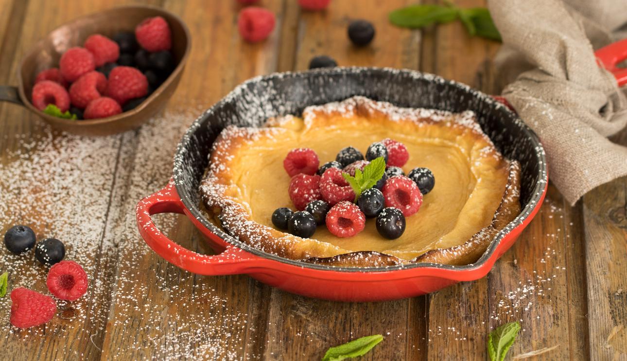 Pancake al horno de leche condensada y frutos rojos