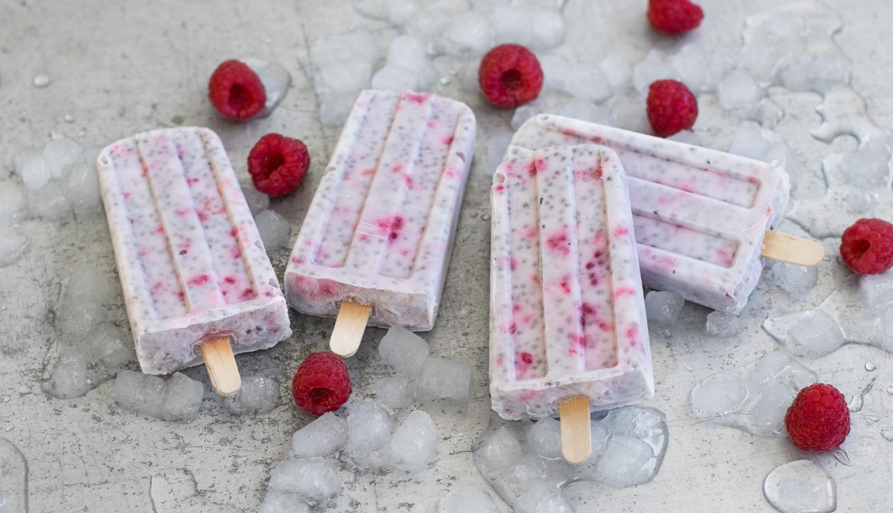 Polos de chía, frambuesas y leche condensada