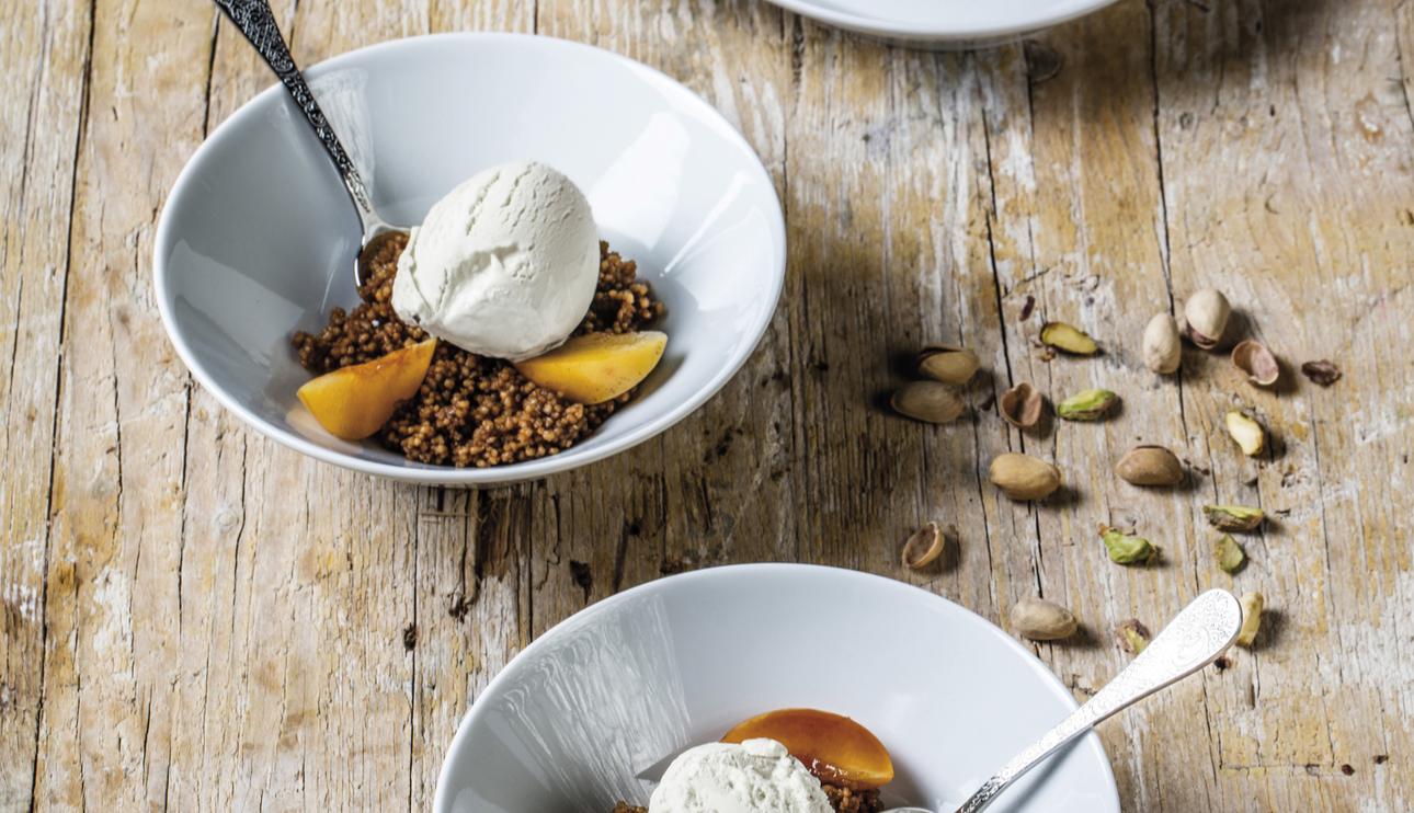 Couscous de café, helado de nata sin lactosa y albaricoques macerados con amaretto