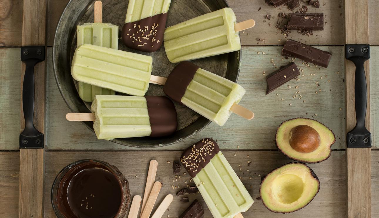 Polos de aguacate y chocolate