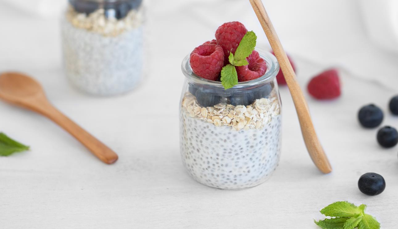 Pudin de chía, yogur, avena y frutos rojos