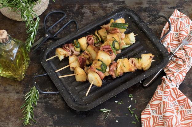 Pinchos de patata, calabacín y beicon