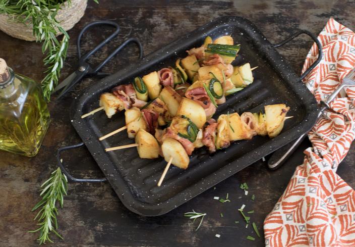 Pinchos de patata, calabacín y beicon