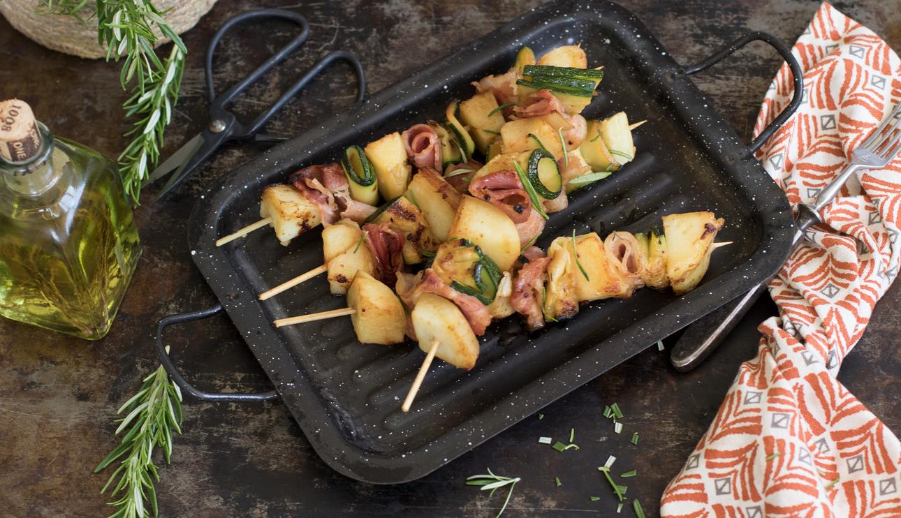 Pinchos de patata, calabacín y beicon