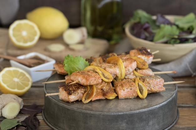 Pinchos de salmón al limón